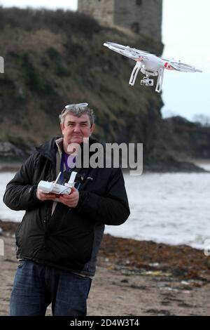 Eddie Allison con il drone come egli crea una nuova società: Advanced Aerial Media Ltd. Uomo volo drone Foto Stock