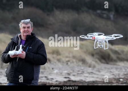 Eddie Allison con il drone come egli crea una nuova società: Advanced Aerial Media Ltd. Uomo volo drone Foto Stock