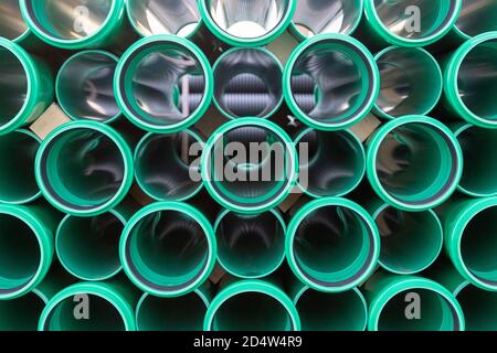 vista laterale di una pila di tubi in plastica verde per costruzione di strade Foto Stock