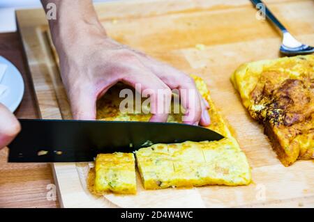 Lo chef Brian Tan cucina frittata di funghi al Future Food Studio da solo un pop up a Shanghai utilizzando un sostituto uovo a base di piante. Foto Stock