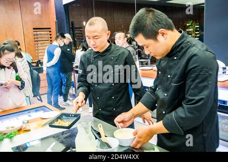 Lo chef Brian Tan cucina frittata di funghi al Future Food Studio da solo un pop up a Shanghai utilizzando un sostituto uovo a base di panino. Foto Stock