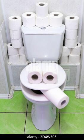La superficie della carta igienica è formata da tre rotoli di carta igienica sul recipiente della toilette. Forniture di carta igienica. Panico a causa del coronavirus. Autoisolamento. Foto Stock