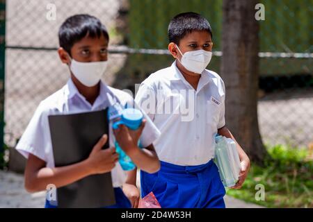 Colombo, Provincia Occidentale, Sri Lanka. 11 Ott 2020. Un bambino che indossa una maschera chirurgica, al suo esame di borsa di studio di grado cinque il 11 ottobre 2020, dopo che il governo ha deciso di tenere l'esame in mezzo alla seconda onda COVID-19. Credit: Kelum Chamara/ZUMA Wire/Alamy Live News Foto Stock