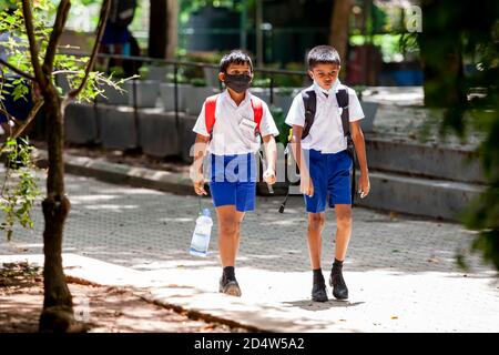 Colombo, Provincia Occidentale, Sri Lanka. 11 Ott 2020. Due amici lasciano la sala d'esame di grado cinque dopo essere stati seduti per l'esame a Colombo il 11 ottobre 2020 dopo che il governo ha deciso di condurre l'esame con le migliori precauzioni per prevenire COVID-19 Credit: Kelum Chamara/ZUMA Wire/Alamy Live News Foto Stock