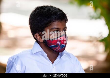 Colombo, Provincia Occidentale, Sri Lanka. 11 Ott 2020. Un bambino che indossa una maschera facciale, stampato con il personaggio di Spider man Cartoon al suo esame di borsa di studio di grado cinque a Colombo il 11 ottobre 2020, dopo che il governo ha deciso di tenere l'esame in mezzo alla seconda onda COVID-19. Credit: Kelum Chamara/ZUMA Wire/Alamy Live News Foto Stock