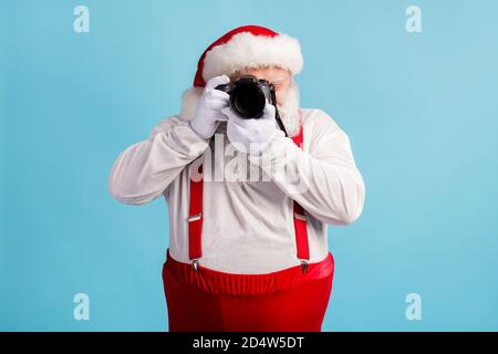 Ritratto della sua bella bella Santa dai capelli bianchi che tiene dentro riprese con fotocamera professionale a mani libere per realizzare un evento di messa a fuoco isolato Foto Stock