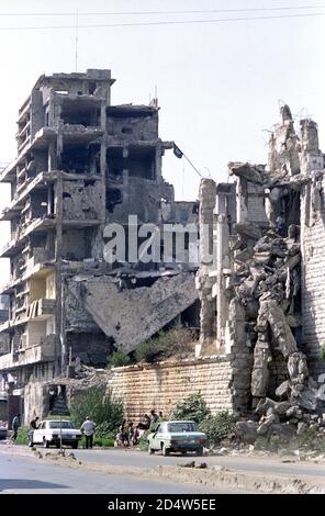 18 settembre 1993 dopo 15 anni di guerra civile, la vita continua in edifici battagliati su Michel Zakhour Street, Beirut. Foto Stock