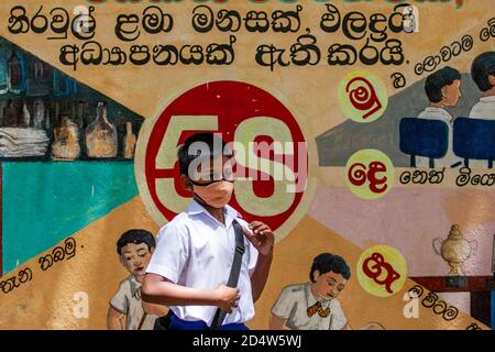 Colombo, Provincia Occidentale, Sri Lanka. 11 Ott 2020. Un bambino che indossa una maschera facciale, al suo esame di borsa di studio di grado cinque il 11 ottobre 2020 dopo che il governo ha deciso di tenere l'esame in mezzo alla seconda ondata COVID-19. Credit: Kelum Chamara/ZUMA Wire/Alamy Live News Foto Stock