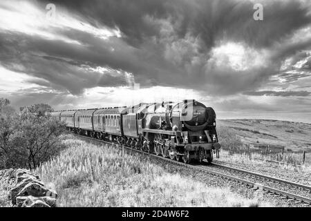 L'immagine è del Southern Railways Merchant Navy Class 6MT, 4-6-2, 35018, British India Line treno a vapore vicino Aisgill Summit nello Yorkshire Dales Foto Stock