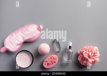 set di cosmetici per la cura del viso e del corpo. Concetto quotidiano di cura del corpo, prodotti da bagno biologici. Foto Stock