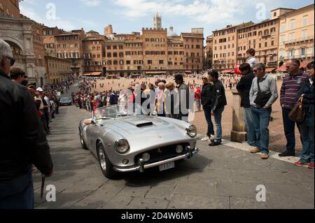 siena, italia, 15 maggio 2012, ferrari 250 gt california oltrepassa la piazza del campo di siena ad un tributo ferrari alla milla miglia Foto Stock