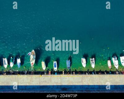 Vista aerea del porticciolo di Kalamata con barche da pesca in linea Foto Stock