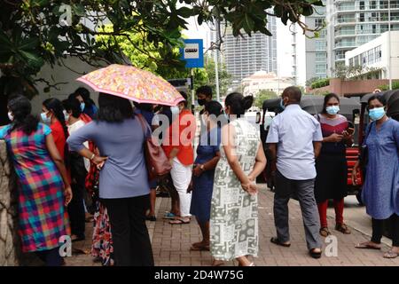 Colombo, Sri Lanka. 11 Ott 2020. I genitori degli studenti aspettano fuori da una scuola a Colombo, Sri Lanka, 11 ottobre 2020. Circa 330,000 studenti dello Sri Lanka hanno partecipato all'esame di borsa di studio, noto anche come esame di borsa di studio di grado 5, in quasi 3,000 centri di esame in tutto il paese la domenica in mezzo alla pandemia COVID-19. Credit: Tang Lu/Xinhua/Alamy Live News Foto Stock