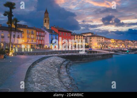 Ascona, Svizzera - Ott 2020: Passeggiata di Ascona sul Lago maggiore o Lago maggiore in serata, Ascona, Canton Ticino, Svizzera Foto Stock