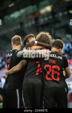 Herning, Danimarca. 21 giugno 2020. Alexander Scholz (14) del FC Midtjylland segna durante la partita 3F Superliga tra FC Midtjylland e Aarhus GF alla MCH Arena di Herning. (Foto: Gonzales Photo - Morten Kjaer). Foto Stock