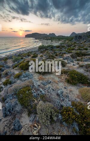 Vista del tramonto vicino alla spiaggia di Falasarna sull'isola di Creta, Grecia. Foto Stock