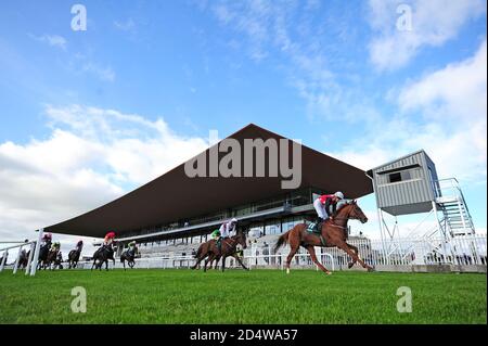 Capo Gentleman guidato da Ronan Whelan (a destra) vince il Paddy Power Irish Cesarewitch durante il Paddy Power Irish Cesarwitch Day all'ippodromo di Curragh. Data foto: Domenica 11 ottobre 2020. Vedi la storia della PA Racing Curragh. Il credito fotografico dovrebbe essere: Filo PA Foto Stock