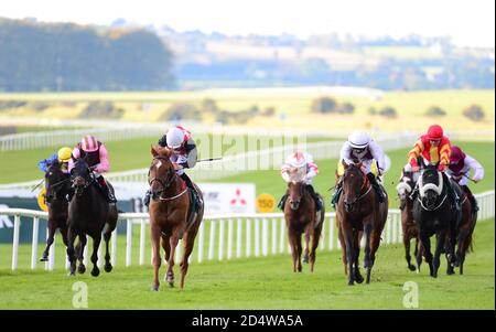 Capo Gentleman guidato da Ronan Whelan (terza a sinistra, cappello bianco) vince il Paddy Power Irish Cesarewitch durante il Paddy Power Irish Cesarwitch Day all'ippodromo di Curragh. Data immagine: Domenica 11 ottobre 2020. Guarda la storia della PA CHE CORRE Curragh. Il credito fotografico dovrebbe essere: Cavo PA Foto Stock