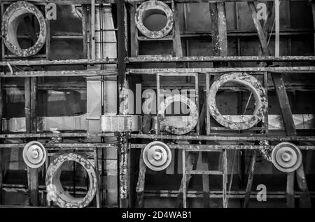 Cerchi in legno e travi sul soffitto. Foto di strutture di costruzione. Foto Stock