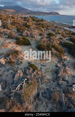 Vista del tramonto vicino alla spiaggia di Falasarna sull'isola di Creta, Grecia. Foto Stock