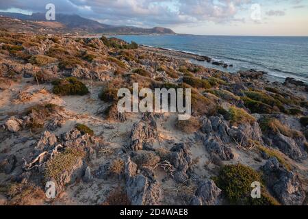 Vista del tramonto vicino alla spiaggia di Falasarna sull'isola di Creta, Grecia. Foto Stock