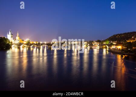 Pargue ponte carlo di notte riflessi fiume in movimento luci Foto Stock