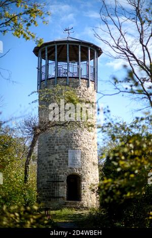 Benzingerode, Germania. 06 ottobre 2020. La torre Austberg, dove si trova il timbro 83 del 'Harzer Wandernadel'. La torre fu costruita intorno al 1200 come torre di segnale per il sistema di stregone Regenstein. Il restauro della torre è iniziato nel 2006. Credit: Klaus-Dietmar Gabbert/dpa-Zentralbild/ZB/dpa/Alamy Live News Foto Stock