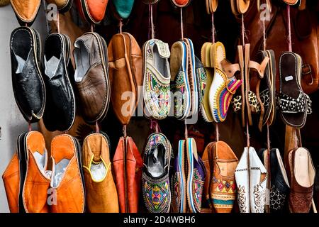 scarpe in vendita, foto come sfondo Foto Stock