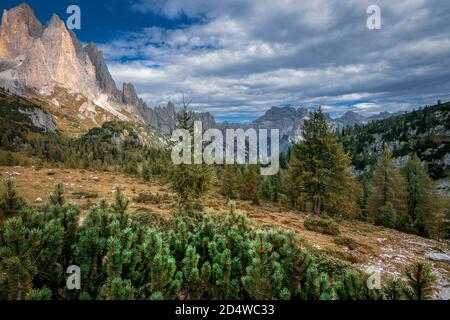 Paesaggio montano dal gruppo dei Cadini di Misurina nelle Dolomiti, alpi italiane. Foto Stock