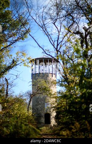 Benzingerode, Germania. 06 ottobre 2020. La torre Austberg, dove si trova il timbro 83 del 'Harzer Wandernadel'. La torre fu costruita intorno al 1200 come torre di segnale per il sistema di stregone Regenstein. Il restauro della torre è iniziato nel 2006. Credit: Klaus-Dietmar Gabbert/dpa-Zentralbild/ZB/dpa/Alamy Live News Foto Stock