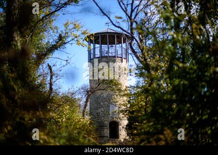 Benzingerode, Germania. 06 ottobre 2020. La torre Austberg, dove si trova il timbro 83 del 'Harzer Wandernadel'. La torre fu costruita intorno al 1200 come torre di segnale per il sistema di stregone Regenstein. Il restauro della torre è iniziato nel 2006. Credit: Klaus-Dietmar Gabbert/dpa-Zentralbild/ZB/dpa/Alamy Live News Foto Stock