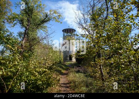 Benzingerode, Germania. 06 ottobre 2020. La torre Austberg, dove si trova il timbro 83 del 'Harzer Wandernadel'. La torre fu costruita intorno al 1200 come torre di segnale per il sistema di stregone Regenstein. Il restauro della torre è iniziato nel 2006. Credit: Klaus-Dietmar Gabbert/dpa-Zentralbild/ZB/dpa/Alamy Live News Foto Stock