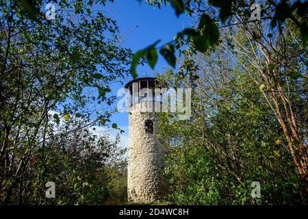 Benzingerode, Germania. 06 ottobre 2020. La torre Austberg, dove si trova il timbro 83 del 'Harzer Wandernadel'. La torre fu costruita intorno al 1200 come torre di segnale per il sistema di stregone Regenstein. Il restauro della torre è iniziato nel 2006. Credit: Klaus-Dietmar Gabbert/dpa-Zentralbild/ZB/dpa/Alamy Live News Foto Stock