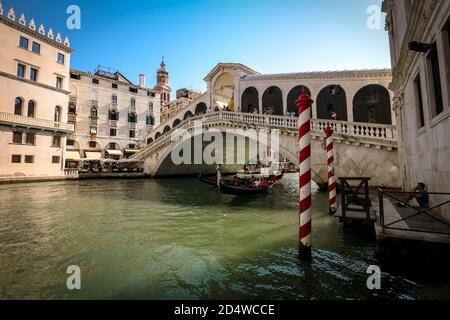 Ponte di Rialto e gondola sul Canal Grande nella storica Venezia. Foto Stock
