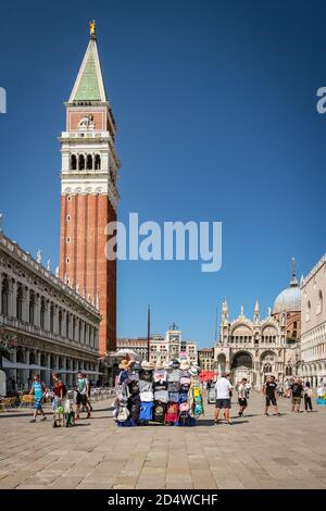 Turismo a Piazza San Marco (San Piazza Marco) con il campanile e la Basilica di San Marco. Foto Stock