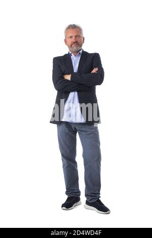 Ritratto a lunghezza intera di felice uomo anziano bello isolato su sfondo bianco, uomini d'affari Foto Stock