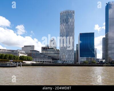 Canary Wharf, Docklands, Londra. Una Canada Square e una serie di grattacieli. Ristoranti, Overground, edifici residenziali. Sviluppo iconico Foto Stock