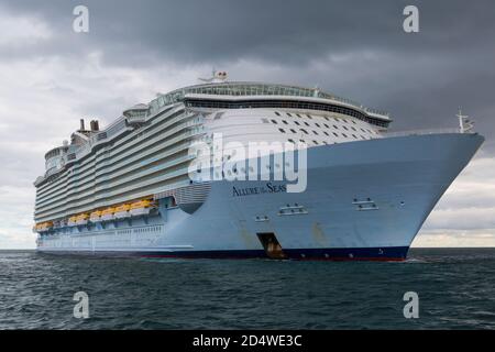 Bournemouth, Dorset UK. 11 Ottobre 2020. Navi da crociera ancorate a Poole Bay a Bournemouth a causa della pandemia di Coronavirus Covid-19 che ha provocato una crisi nel settore della crociera. Nave da crociera Royal Caribbean Allure of the Seas. Credit: Carolyn Jenkins/Alamy Live News Foto Stock