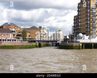 Limehouse Basin & Marina - eccitante urbanizzazione Riverbank di case, case galleggianti, case galleggianti, barche sul fiume Tamigi. Docklands Railway, Tower Hamlets Foto Stock