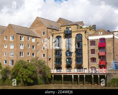 Originariamente i 70 moli lungo il Tamigi, ad est del London Bridge, erano il porto di Londra. Un fiume di lavoro occupato con immagazzinaggio osservante. Foto Stock