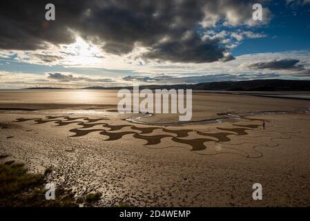 Arnside, Cumbria, Regno Unito. 11 Ott 2020. L'ultima creazione dell'artista di Lancaster Paul Speight di arte della sabbia a White Creek, Arnside, Cumbria, dove l'esclusiva sabbia limo gli consente di lavorare con tre diverse tonalità. Le condizioni di marea devono lasciare la sabbia sufficientemente asciutta per ottenere le texture contrastanti ma non troppo asciutta che lo rende troppo duro rastrellare. Credit: John Eveson/Alamy Live News Foto Stock