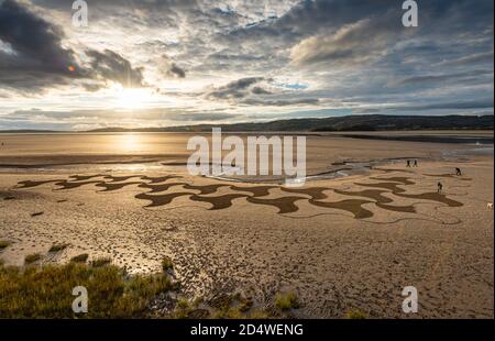 Arnside, Cumbria, Regno Unito. 11 Ott 2020. L'ultima creazione dell'artista di Lancaster Paul Speight di arte della sabbia a White Creek, Arnside, Cumbria, dove l'esclusiva sabbia limo gli consente di lavorare con tre diverse tonalità. Le condizioni di marea devono lasciare la sabbia sufficientemente asciutta per ottenere le texture contrastanti ma non troppo asciutta che lo rende troppo duro rastrellare. Credit: John Eveson/Alamy Live News Foto Stock