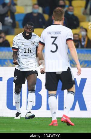 Kiev, Ucraina. 10 Ott 2020. Antonio Ruediger (Germania) con un pugno clenched verso Marcel Halstenberg (Germania). GES/Football/UEFA Nations League: Italy - Germany, 10.10.2020 Calcio: UEFA Nations League: Italy vs Germany, Kiev, October 10, 2020 | Usage worldwide Credit: dpa/Alamy Live News Foto Stock