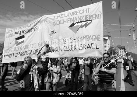 Palestina-Protest a Zurigo: persone che chiedono sanzioni contro Israele per la sua politica di occupacion alla giornata dell'Unione il 1 maggio. Foto Stock