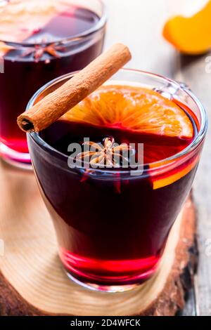 Due bicchieri di VIN brulé su sfondo ligneo. Foto Stock