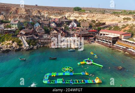 Mellieha, Malta - 25 agosto 2019: Paesaggio del villaggio di Popeye, conosciuto anche come villaggio di Sweethaven, villaggio appositamente costruito set di film che è stato convertito Foto Stock