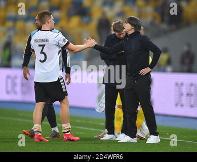 Kiev, Ucraina. 10 Ott 2020. L'allenatore federale Joachim Jogi Loew (Germania) aggrappa Marcel Halstenberg (Germania). GES/Football/UEFA Nations League: Italy - Germany, 10.10.2020 Calcio: UEFA Nations League: Italy vs Germany, Kiev, October 10, 2020 | Usage worldwide Credit: dpa/Alamy Live News Foto Stock