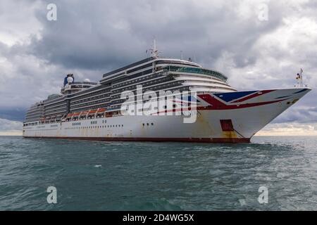 Bournemouth, Dorset UK. 11 Ottobre 2020. Navi da crociera ancorate a Poole Bay a Bournemouth a causa della pandemia di Coronavirus Covid-19 che ha provocato una crisi nel settore della crociera. La nave da crociera di P&o Arcadia. Credit: Carolyn Jenkins/Alamy Live News Foto Stock