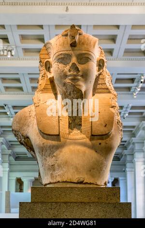 Busto di Re Amenhotep III nelle Gallerie Egizie del British Museum. Foto Stock