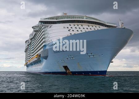 Bournemouth, Dorset UK. 11 Ottobre 2020. Navi da crociera ancorate a Poole Bay a Bournemouth a causa della pandemia di Coronavirus Covid-19 che ha provocato una crisi nel settore della crociera. Nave da crociera Royal Caribbean Allure of the Seas. Credit: Carolyn Jenkins/Alamy Live News Foto Stock